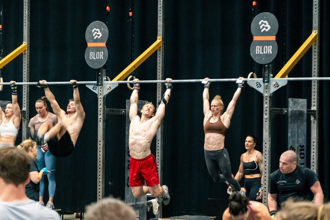 Performance von zwei Athleten bei einem Fitness Wettkampf.